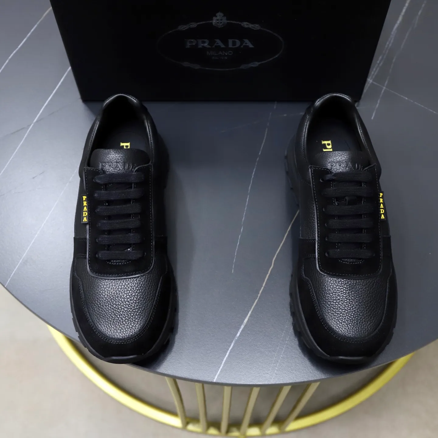 Factory price: 740💰Top original order Brand: PRADA (Prada) Standard code: Men's size 38/44 (45 can be customized) Grade: Same as the official website Material: Original cowhide stitching imported cowhide lining Original combination two-color wear-resistant soft outsole Style category: Leisure and sports version Young fashion European and American trend British style Color: Real picture color